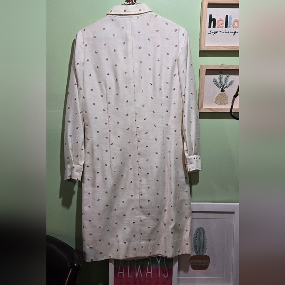 Vintage collard dress with hand sewn flowers and pearl buttons - Picture 2 of 5